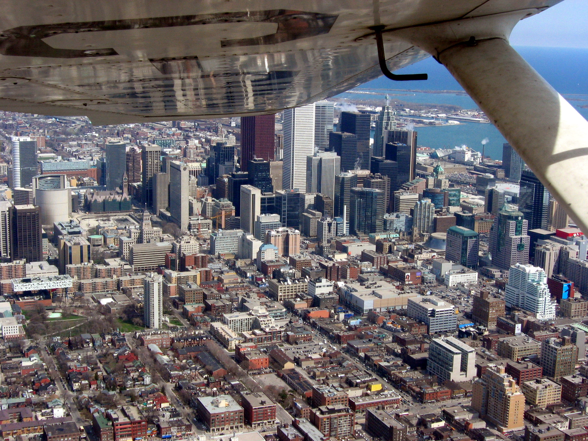 FLying over Toronto April 20 2004 17.jpg
